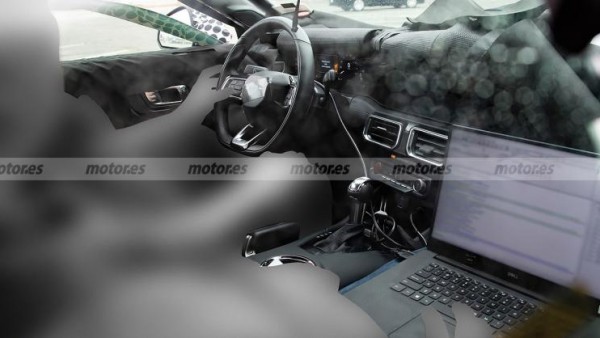 配双联屏 全新福特Mustang内饰谍照曝光