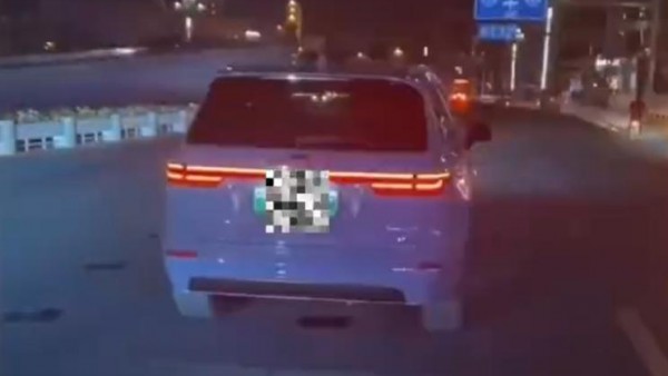 曝理想ONE正常行驶中底盘零部件碎裂