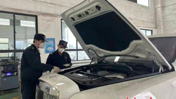 海口港通关首批“零关税”劳斯莱斯！