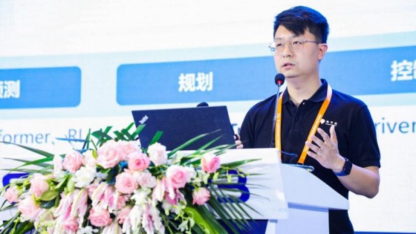 苏治中：静动态感知不足以完成自动驾驶