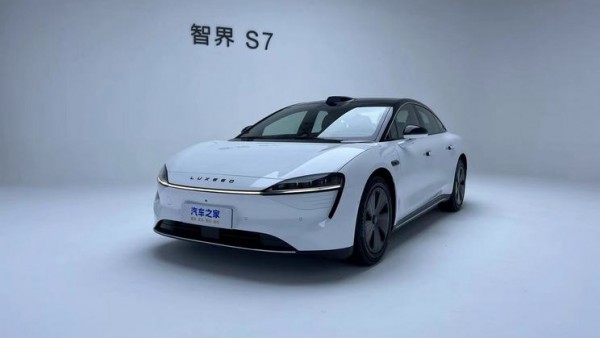 这副驾前方有大惊喜 智界S7正式亮相