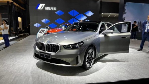 2024海口车展：国产宝马i5长轴版亮相