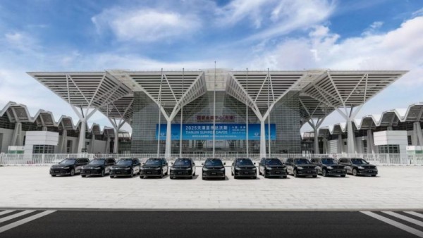 百台问界M9演绎绿色出行 护航2025天津夏季达沃斯