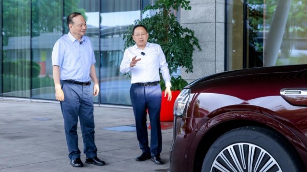 宁德时代曾毓群与赛力斯张兴海体验问界M9 2025款 为智能辅助驾驶点赞