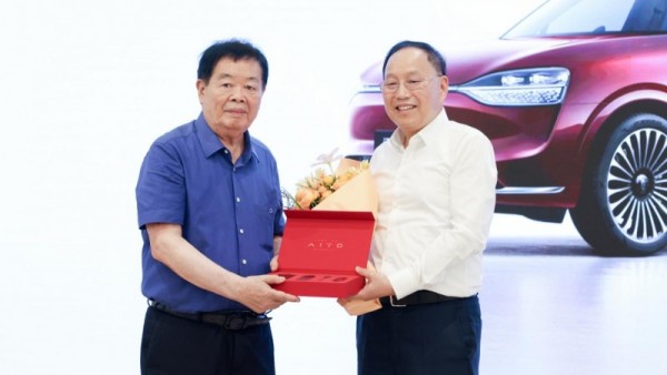 问界携手福耀科技大学共建产教研融合联合实验室 共绘新能源高端产业链