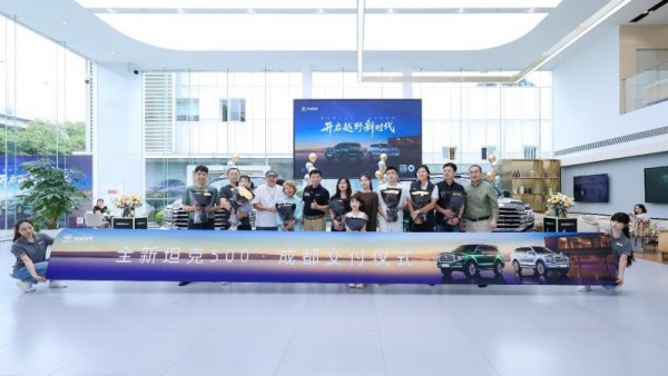 从越野到城市！全新坦克500 全球首批交付，魏建军携车主解锁 “一车抵三车” 新体验
