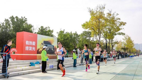 以科技赋能，与跑者同行，极氪护航2025杭州马拉松成功举行