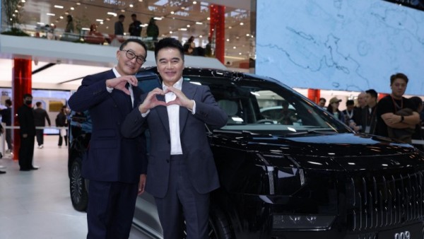 爷青回！“达康”“祁厅”8年后同框，许亚军广州车展下单极氪9X