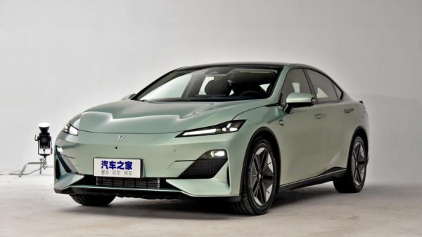 或有望6月底上市 长安深蓝SL03首发亮相