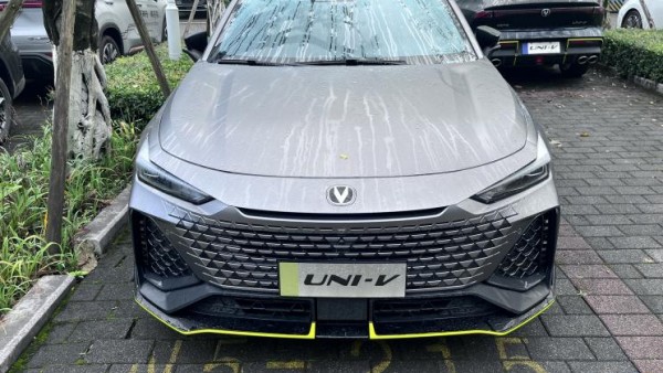 2022重庆车展探馆：长安UNI-V 2.0T车型