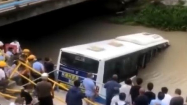 暂无伤亡 上海浦东警方通报公交车坠河
