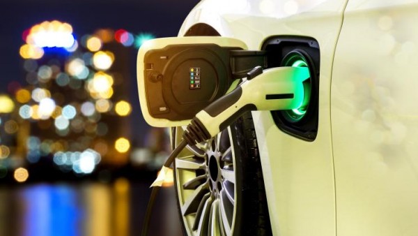 经济日报：建议增加新能源汽车牌照配额