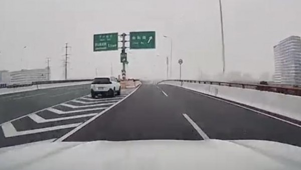 突发！上海一车辆失控翻下高架桥并起火
