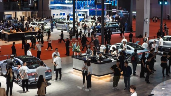 上海车展直击，林肯Z 和沃尔沃S60外观内饰奢华程度的对比
