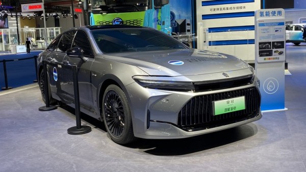 2023进博会：皇冠Sedan氢燃料版亮相