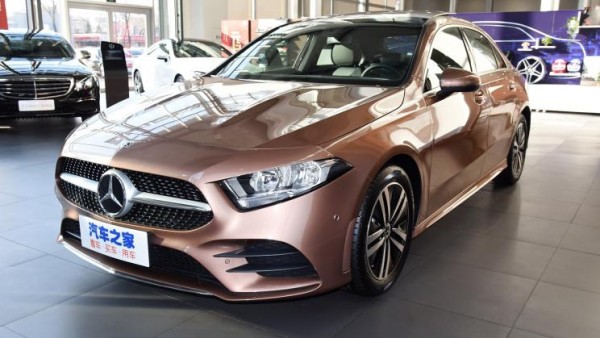 新款A 180 L运动轿车上市 售价23.28万元
