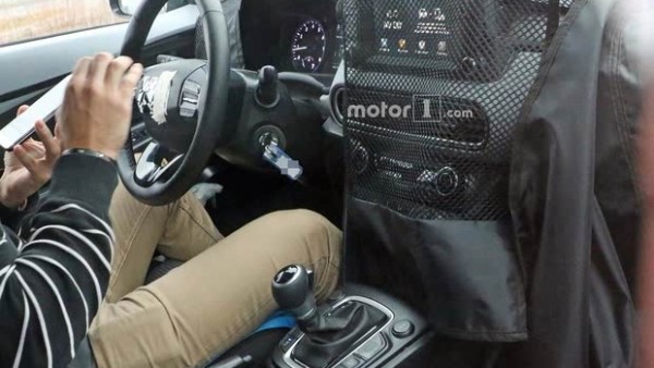 双车战略新作品?现代KONA内饰谍照曝光