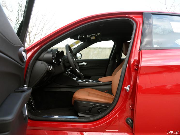 阿尔法・罗密欧 Giulia 2022款 2.0T 280HP Ti 驾控版